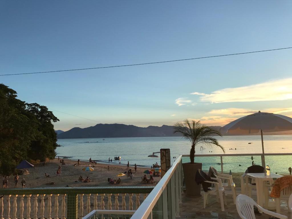 Apartamento Pe Na Areia Frente Para O Mar E Piscina Na Prainha كاراغواتاتوبا المظهر الخارجي الصورة
